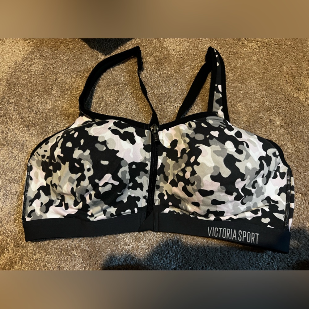 VICTORIAS SECRET SPORTS BRA ( CAMO/ light pink) like new ! Super comfy
